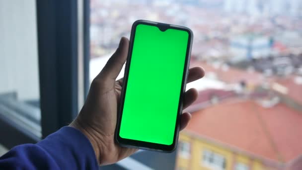 Ung Man Hand Med Hjälp Smart Telefon Med Grön Skärm — Stockvideo