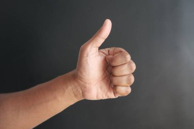 Erkek eli baş parmağını kaldırıyor. .