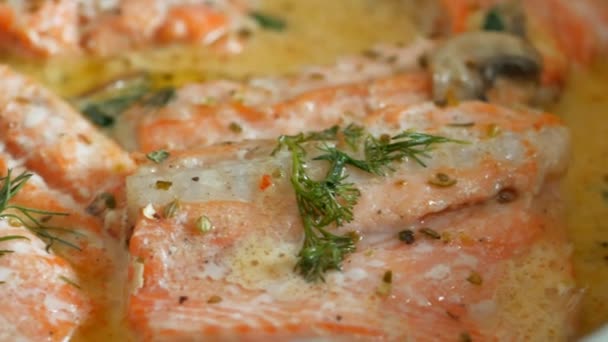 Patates Mantar Ile Kızarmış Som Balığı — Stok video