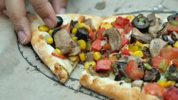 Ручной Выбор Ломтик Пиццы Бумаге — стоковое видео