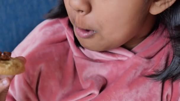 Uma Criança Comendo Biscoitos Doces Close — Vídeo de Stock