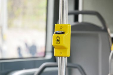 USB ile birlikte toplu taşımada cep telefonu şarj cihazı. .