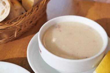 Masada ekmek ve mantar çorbası. .