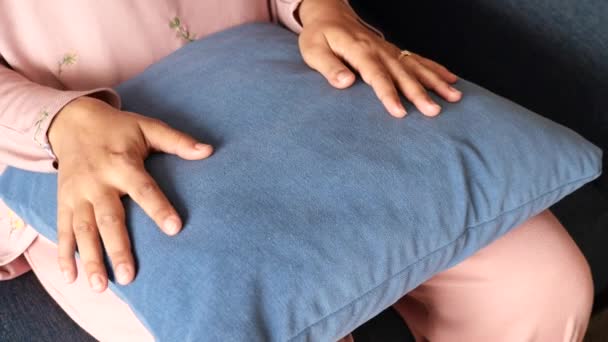 Mulheres Segurando Travesseiro Cor Laranja Enquanto Senta Sofá — Vídeo de Stock