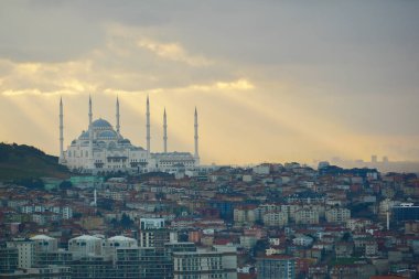  İstanbul 'daki Camlica Camii' nin yüksek açılı görüntüsü .