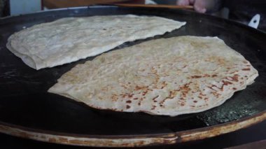 Türk yemeği pişirmek. Pita ekmeği sokakta pişirilir.