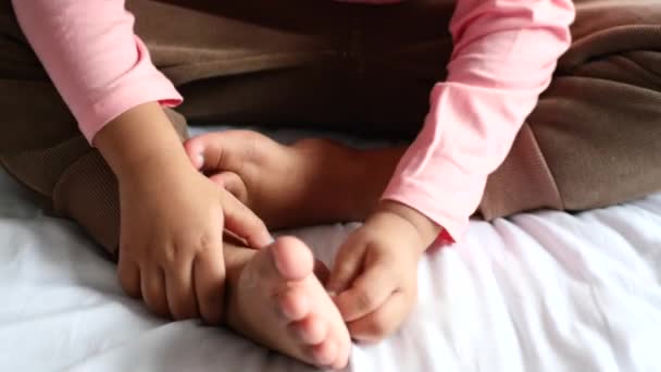 Gyermek Lány Szenved Viszkető Bőr Közelről — Stock videók
