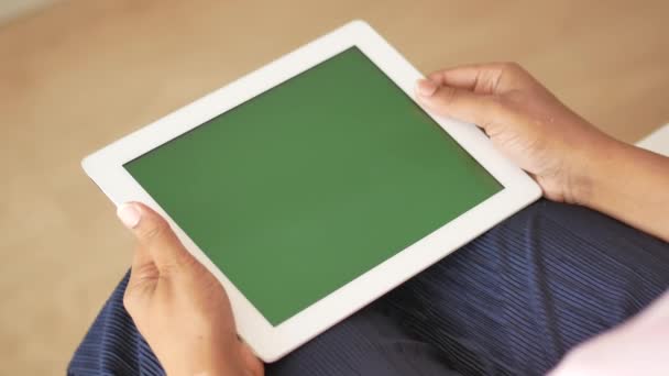 Mão Mulheres Usando Tablet Digital Cima Para Baixo — Vídeo de Stock