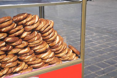 Türk Bagel Simit 'i taksim meydanında bir minibüste satıyor .