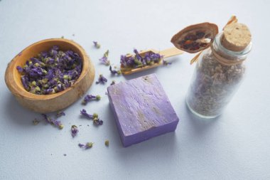 Masada ev yapımı sabun ve lavanta çiçeği var. ,
