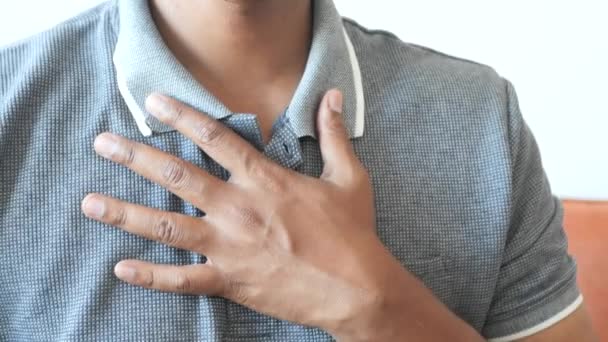 Молодий Чоловік Страждає Від Болю Серці Тримає Груди Рукою — стокове відео