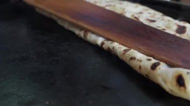 Türk yemeği pişirmek. Pita ekmeği sokakta pişirilir.