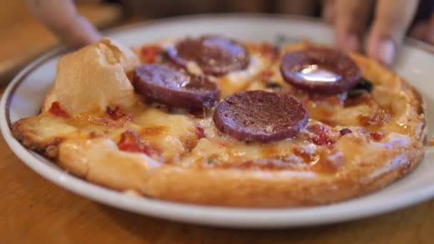 Snijd Kaas Pizza Een Bord Houten Tafel — Stockvideo