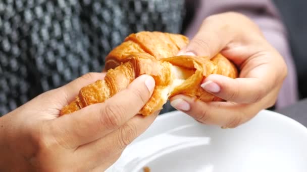 Mano Las Mujeres Rompiendo Croissant Recién Horneado — Vídeos de Stock