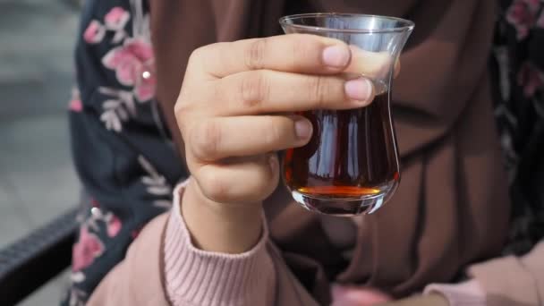 Femei Care Beau Ceai Tradițional Turcesc Masa Albă — Videoclip de stoc