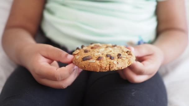 スイートクッキーを持っている子供の手 — ストック動画