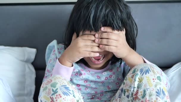 Upset Child Girl Cover Her Face Hand — 图库视频影像