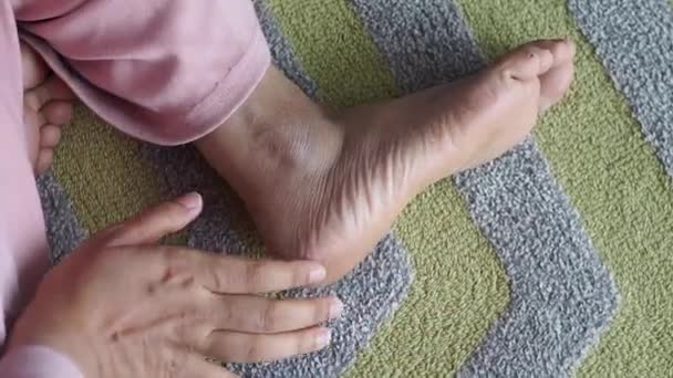 Κορυφαία Άποψη Των Γυναικών Στεγνά Πόδια Στο Χαλί — Αρχείο Βίντεο