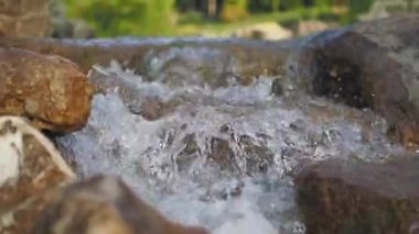  İstanbul 'daki halk parkında küçük bir şelale .