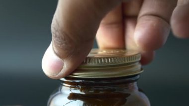 İlaç kutusunun kapağını aç. .