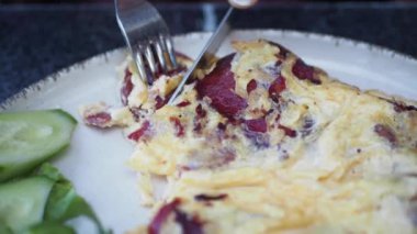 Masada sade yumurta omleti yemek. .