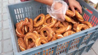 Türk Bagel Simit 'i taksim meydanında bir minibüste satıyor .
