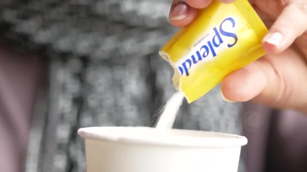 Löffel Mit Weißem Süßstoff Auf Schwarzem Hintergrund — Stockvideo