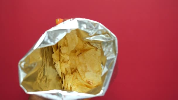 Lekkere Chips Een Pakje Van Boven Naar Beneden — Stockvideo
