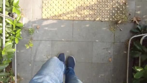 Pov Menembak Manusia Dalam Sepatu Berjalan Jalan — Stok Video
