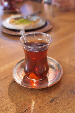 Geleneksel Türk çayı beyaz masada 