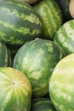 Beyaz arkaplanda bir karpuz dilimini kapat