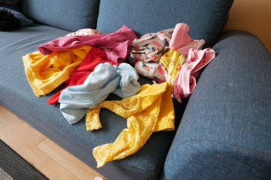 Kanepede kirli giysiler.