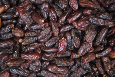  Yerel pazarda çok sayıda meyve satışı tarihi .