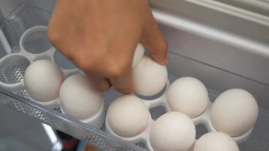  Buzdolabındaki beyaz yumurtalar.