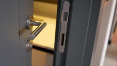  Gri banyo kapısı hafifçe açık 