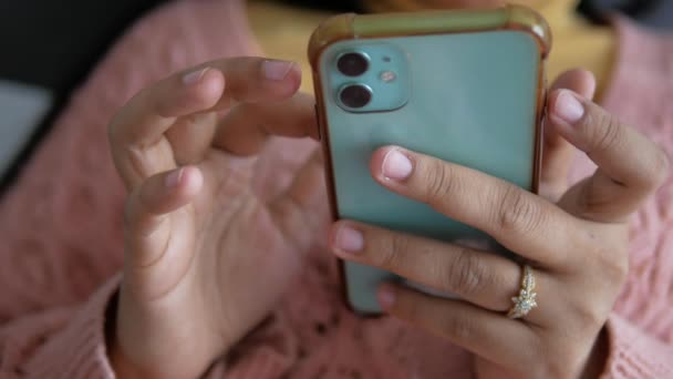 Närbild Kvinnor Hand Hålla Smart Telefon — Stockvideo