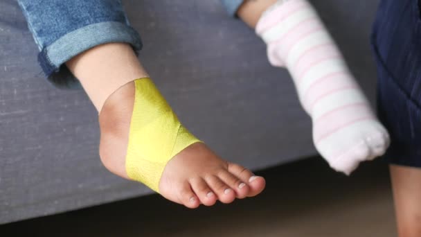Elastisches Therapeutisches Blaues Klebeband Das Auf Das Bein Des Kindes — Stockvideo