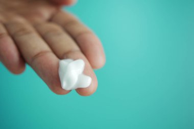  Adam cildine güzellik kremi sürüyor. .