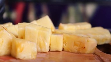 Doğrama tahtasındaki ananası dilimi .