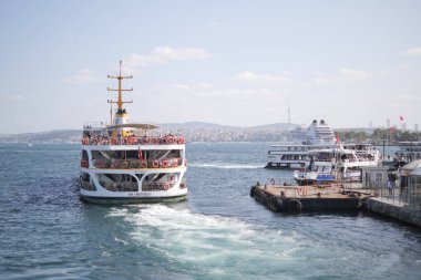 İstanbul 'daki İstanbul Boğazı' ndan feribot kalkıyor. .