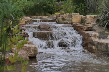  İstanbul 'daki halk parkında küçük bir şelale .