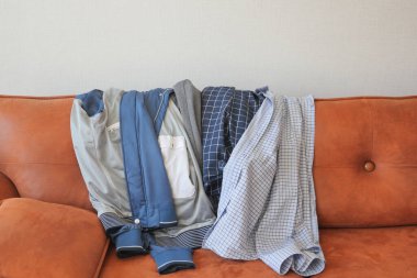 Kanepede kirli giysiler.