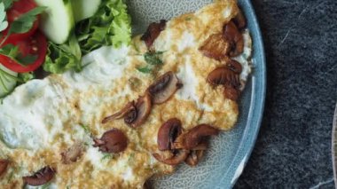 Masada sade yumurta omleti yemek. .