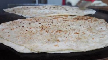Türk yemeği pişirmek. Pita ekmeği sokakta pişirilir.