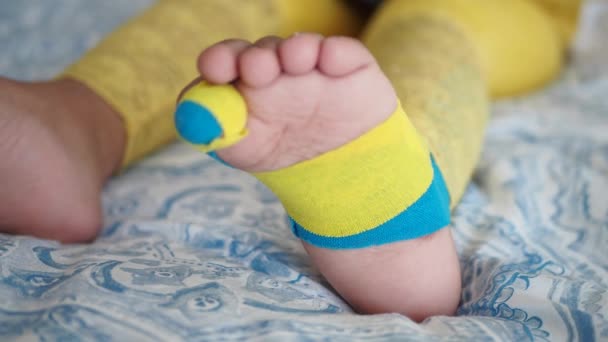 子供の足に適用される伸縮性のある治療ブルーテープ ケインシオ タッピングセラピー — ストック動画