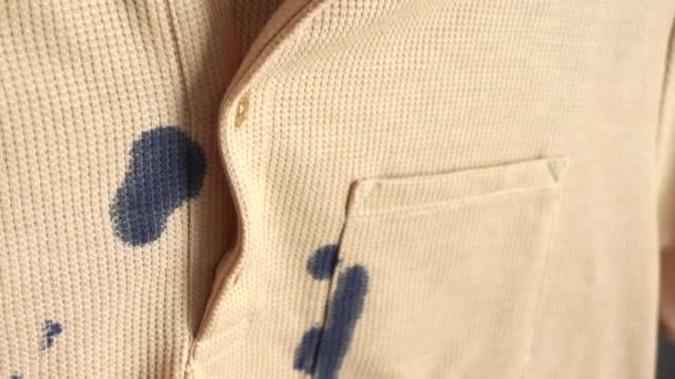 青いインクの汚れが付いている白いシャツ — ストック動画