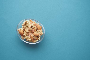  Bir kase karışık fındık..