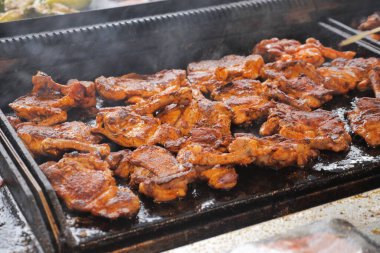 Izgarada alevli biftek.