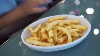  Çocuk eli ile patates kızartması toplayın. .