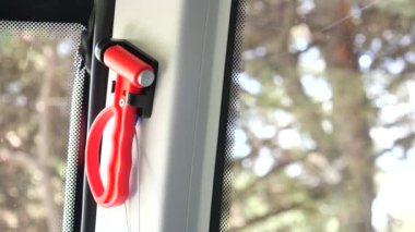 Otobüste güvenlik çekici ve cam kırığı.